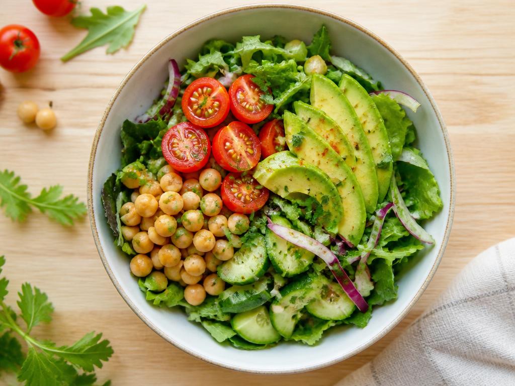 Salada colorida com folhas, tomate-cereja, grão-de-bico e abacate
